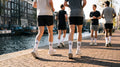 Loopgroep met CALFTALK sokken langs de gracht