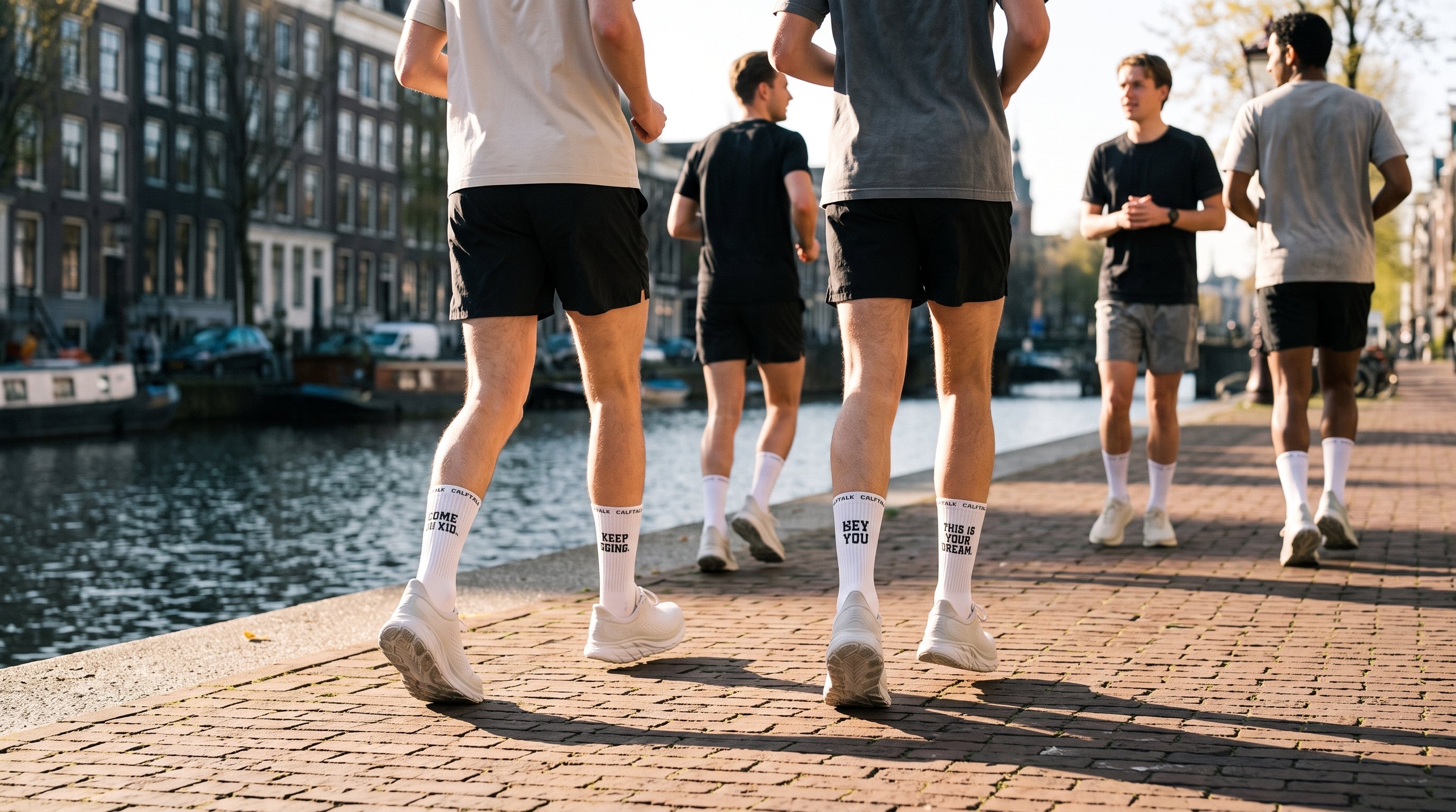 Loopgroep met CALFTALK sokken langs de gracht
