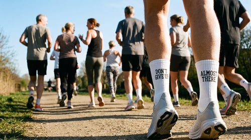 Loopgroep van achteren, DON'T GIVE UP en ALMOST THERE op de kuiten
