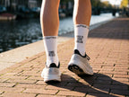 Hardloper op klinkers langs de gracht, COME ON KID en THIS IS YOUR DREAM op de kuiten