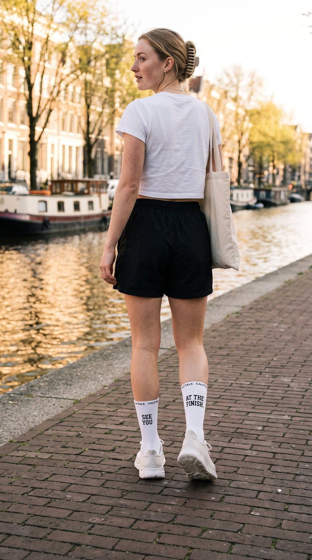 Hardloopster langs de gracht, SEE YOU en AT THE FINISH op de kuiten
